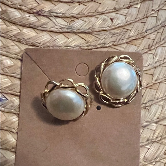 Elegant Gold and Cream Earrings - Picture 8 of 8